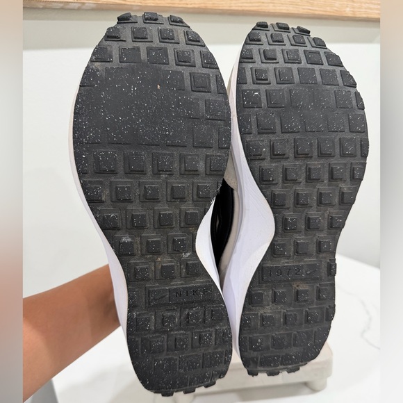 Nike Size9 Women's Waffle Debut Sneakers Beige/Black - Picture 8 of 9